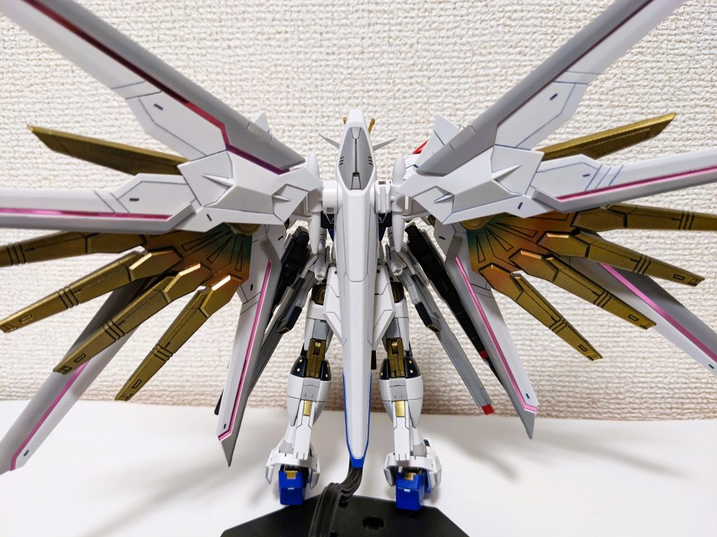 羽を広げて後ろから見るとこんな感じです。ゴールドの部分はクリアレッド、ブルー、イエローで焼き付け風にしてみました。今回ゴールド以外は艶消しクリアを吹いて、ゴールド部分は艶ありクリアーと塗り分けてみました。完全な自己満足です。