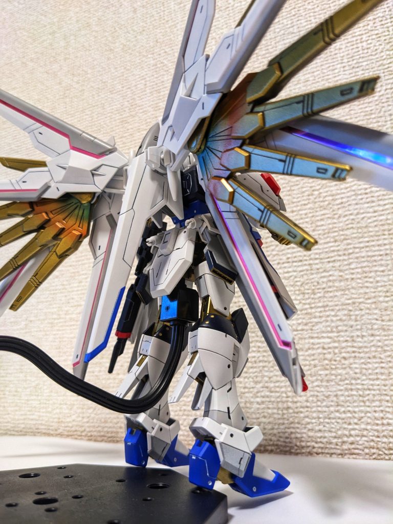 近くで撮影すると、いい感じにグラデーションがかかっているかな羽のピンクのキラキラはキットのテープをそのまま流用しました。艶消しは吹いていないので、キラキラ感が出ていますね。正解でした。羽の部分は青みがかった白を塗装、ボディ部分はグレーがかかった白を塗っています。スジボリも同様に羽部分は青、ボディは黒と分けていますが・・いわれないとわかりませんね