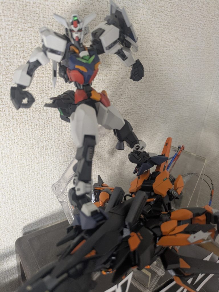 GBWCでは、コアガンダムが持って構えるポーズだったけど、上に乗るプランもあったんですよ。なので、棚に収納できるように再構成するにあたり、プラネットアーマーの上に乗るスタイルにしました。コアガンダムは、アームで支えて、上にただ置いただけ