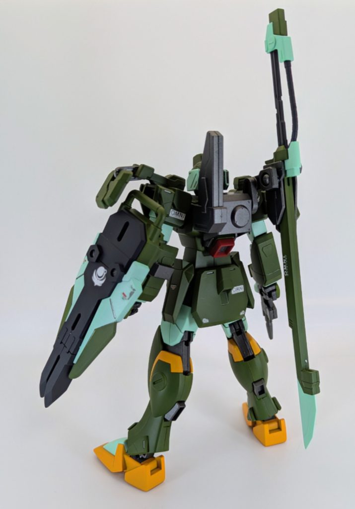 バックショット。今回はシンプルに。後ろ側にももう少しアーマー貼り付ければよかったかなぁ…。シュベルトゲベールは、刀身に軸を直接ぶっ刺すマウント方式がどうしても気に入らないので、Pストのマウント方式に変更しました。