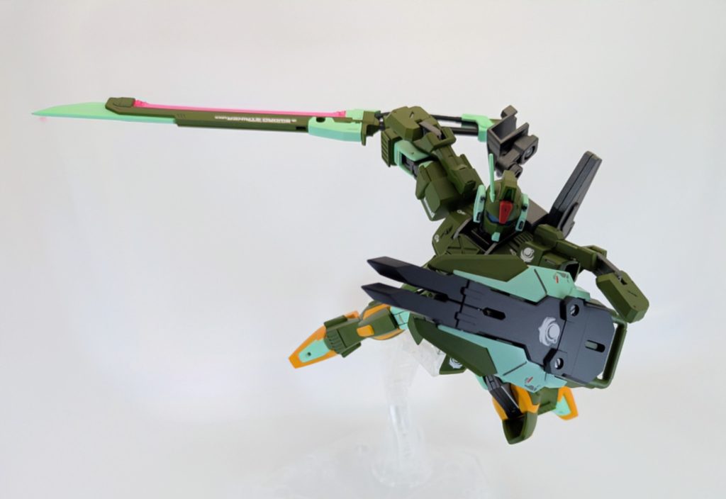 シールドはガンダムベース限定のシステムウェポン03を使用。そのままだと腕への接続ができないので小加工してあります。細かくバラせるので塗装しやすかったです!!