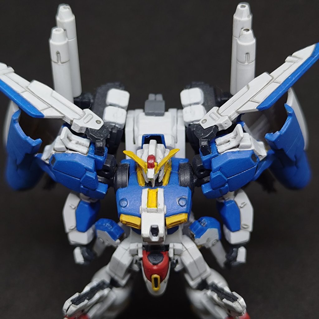 上から肩にぶら下がってるアーマーがゆるゆるで位置が安定しないのが残念です。接着しちゃえばいいんですけど、組んだあとだと面倒な構造です。