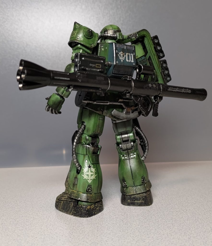 バックショットです。リアスカートにザクバズーカとヒートホークを、左腰にマシンガンの予備マガジンをマウントしてます。デカールは100均シールや付属の水転写デカールのほか、ホイルシールも今回は少し使いました。100均シールの余白を慎重に切り取ったので、これまでほど段差は目立ってない・・・といいなぁ以下、アクションポーズです。