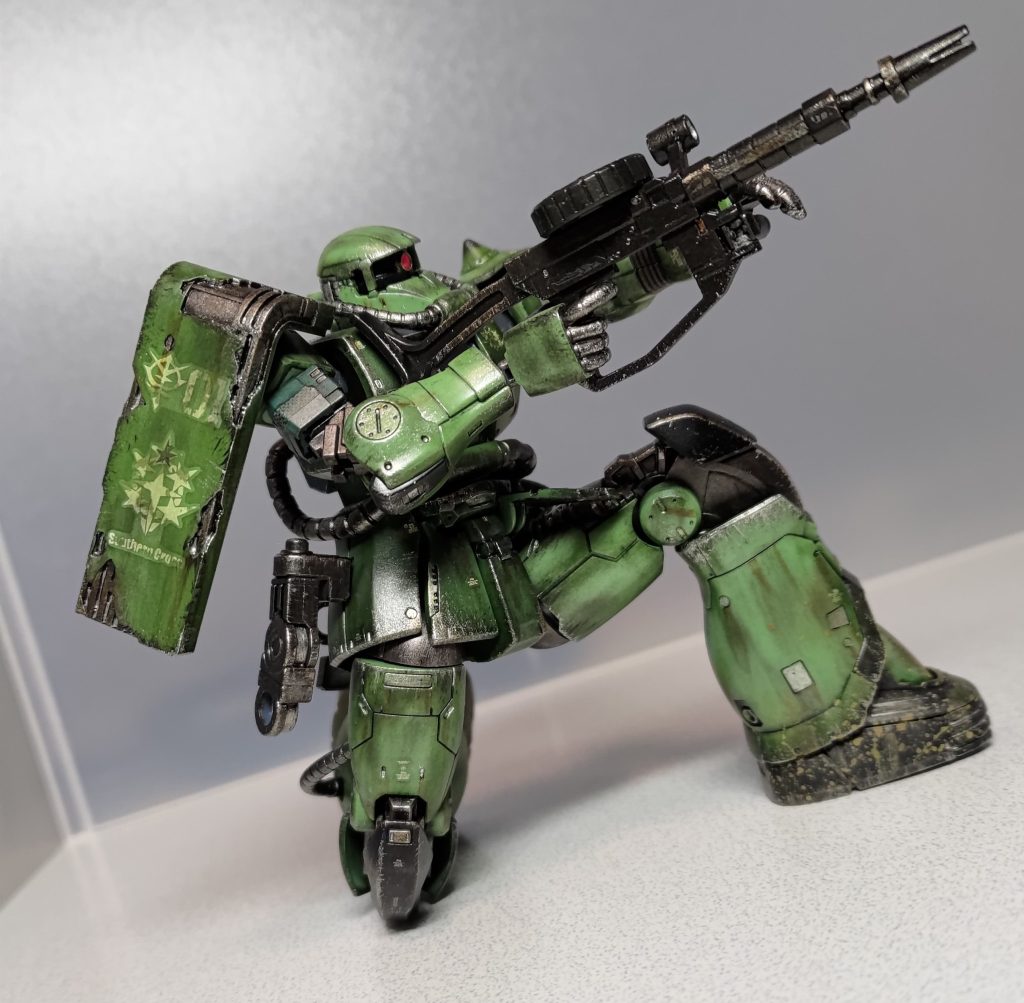 バズーカの弾薬が切れてマシンガンに持ち替え・・・シールド表面もこんな感じに汚してます。