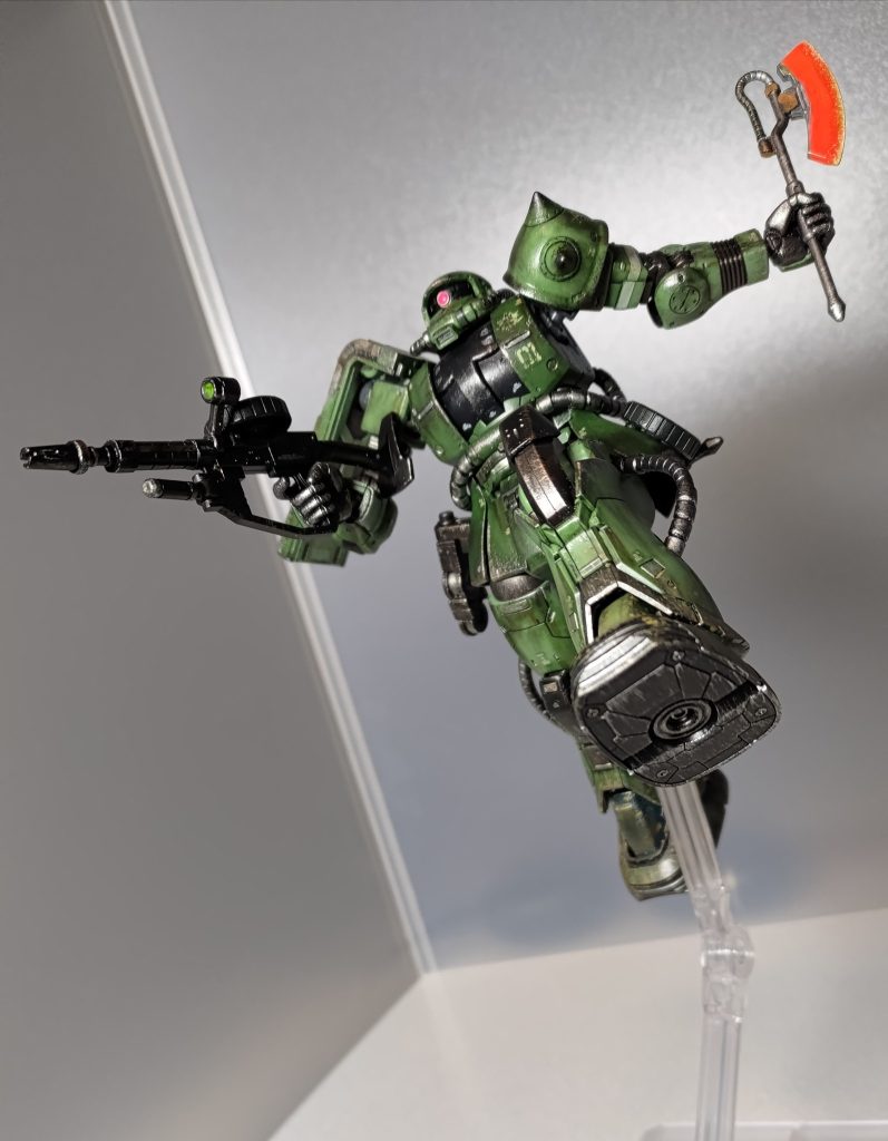 どこかで見たことあるようなポーズ。刹那「ククルス・ドアン・・・あいつもガンダムだ」あ、リアスカートのヒートホーク(格納状態)を外し忘れてる・・・ｗ