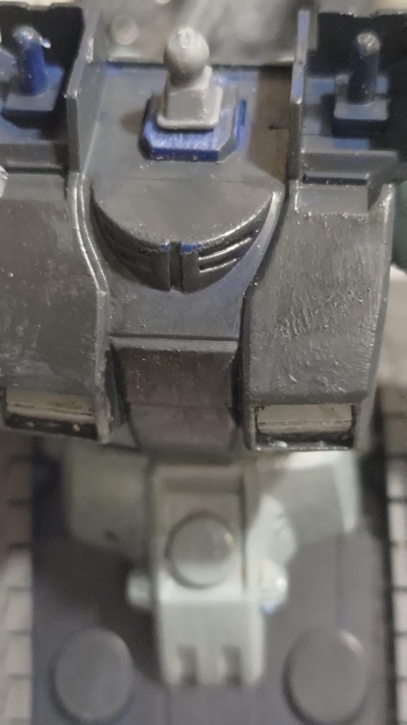 このままだとヘッドが浮いてしまうので、さらにくり抜き