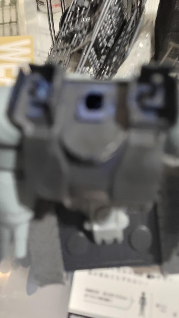 各種キットのヘッドに交換して遊べるように首をポリキャプの物に変更するためにくり抜いてみましたが