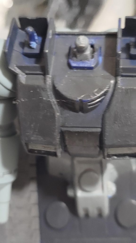 クルーガンを使いネックのポリキャプがはめ込めるように加工しました。