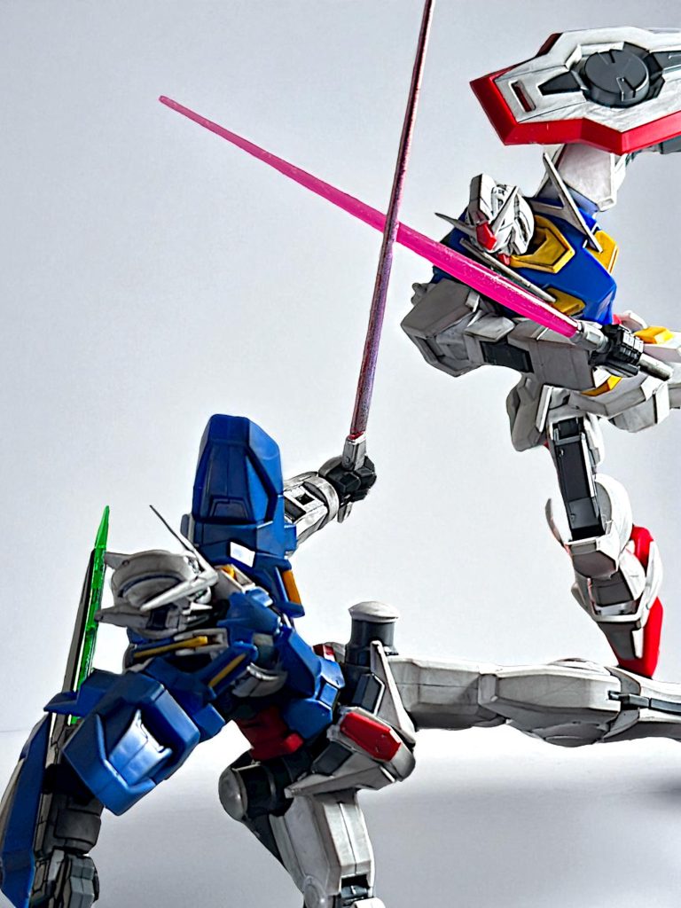 既に組んだOガンダムと合わせて。 この2体が揃うと個人的に盛り上がり、色々なシーンを再現し、しばらく遊んでしまいました(^_^;) その中のワンシーン、サーベルでの鍔迫り合いの一枚を投稿します^_^