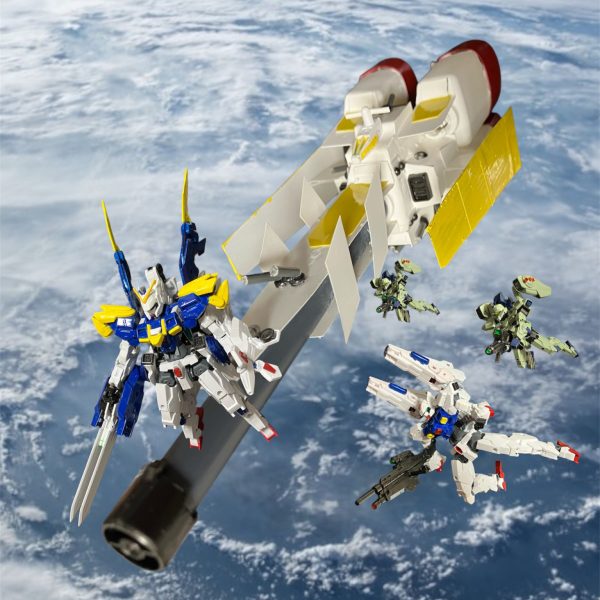 大気圏外スレスレを浮かぶリーンホースⅡ。全砲門、一斉射！すぐ回避運動‼️敵砲終わり次第、ハイパーメガ粒子砲。撃ち方、用意。・・・よろしい。撃てっーー‼️閃光と共に爆発が埋め尽くす。艦載MS、出撃。G-Vサード、ウッソ・・・行きまーす‼️この星の明日の為に・・・スクランブルだっ‼️（7枚目）
