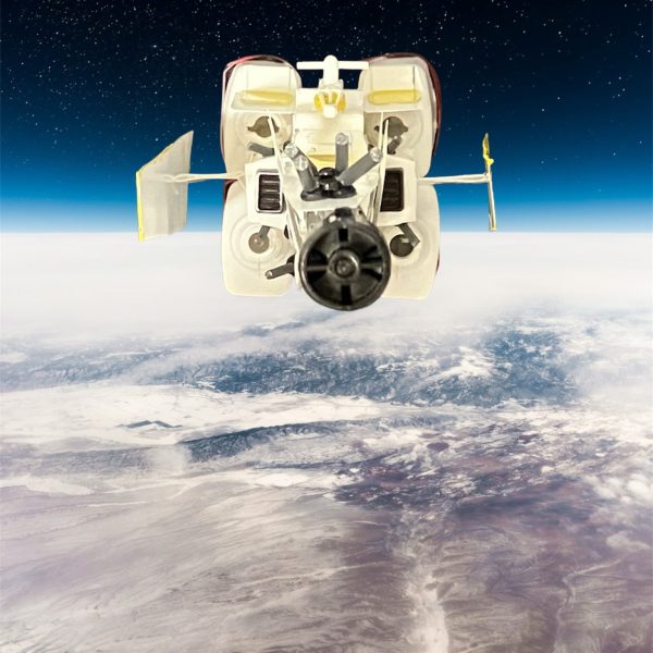 大気圏外スレスレを浮かぶリーンホースⅡ。全砲門、一斉射！すぐ回避運動‼️敵砲終わり次第、ハイパーメガ粒子砲。撃ち方、用意。・・・よろしい。撃てっーー‼️閃光と共に爆発が埋め尽くす。艦載MS、出撃。G-Vサード、ウッソ・・・行きまーす‼️この星の明日の為に・・・スクランブルだっ‼️（1枚目）