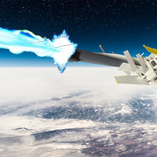 大気圏外スレスレを浮かぶリーンホースⅡ。全砲門、一斉射！すぐ回避運動‼️敵砲終わり次第、ハイパーメガ粒子砲。撃ち方、用意。・・・よろしい。撃てっーー‼️閃光と共に爆発が埋め尽くす。艦載MS、出撃。G-Vサード、ウッソ・・・行きまーす‼️この星の明日の為に・・・スクランブルだっ‼️（4枚目）