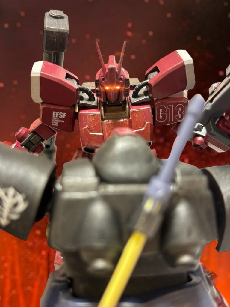 ”赤鬼”が、こちらを向く。火器を放たず、推進剤を思い切り噴射させ、組み付いてきた。『貴様は、腕が立つな。』 接触回線で通信が入る。ひどく虚ろで、危なげな声だ。『貴様も、カルアを弄んだヤツの一人か?』「あぁ!?なんだ、てめえは!?」 そういえば、カルアはどうなった。こいつにやられたのか。それとも——『貴様もカルアを、モノのように扱ったのかと聞いているんだ!』「うるせぇな、そんなこと聞いてどうすんだ!!」『カルアを傷つけるモノは、全て壊スと言っていル!!!!』怒り——?こいつは、怒っているのか?呂律が回っていない。