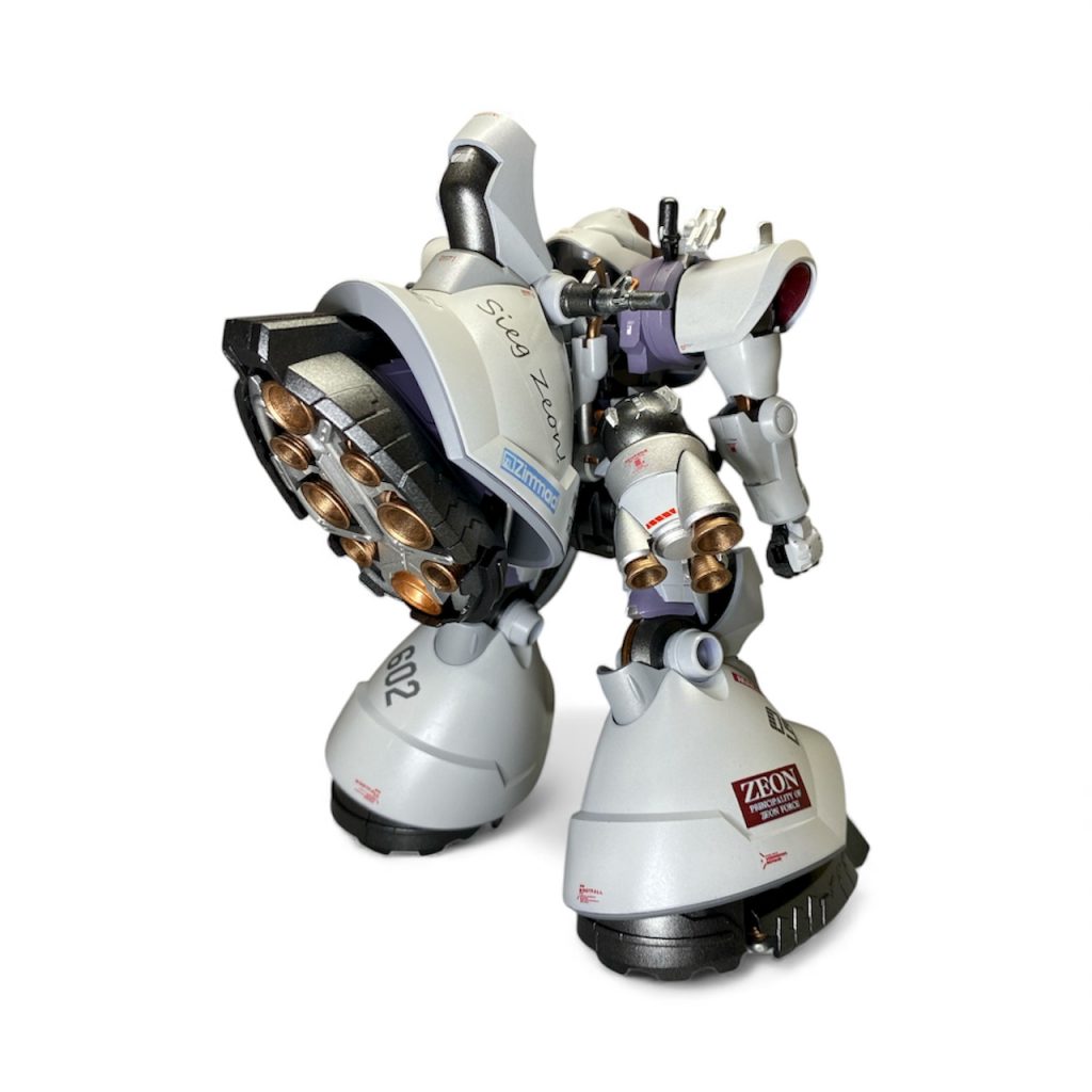 大きなバックパック(第三の脚)を見たときに、「シュネーヴァイスでいけるかも」と思いつきました。膝の丸穴に赤いガンダムのウェポンラッチをはめただけの超お手軽改造で、ビットも赤いガンダムから借りてきたものです。αサイコミュが赤いガンダムに何とか詰め込めるくらい小型化されていたので、GQ世界のシュネーヴァイスもサイコミュユニットが大型化せずともビットを使用出来るはず！と、自分を納得させました。