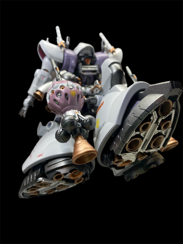 また、訓練機という特性からコクピットは複座式が採用されており、機体操縦とビット操作をそれぞれ別々のパイロットが分担する事も可能であった。リック・ドムから引き継がれたバックパックの展開機構も健在であり、空間戦闘における推力最大時にはその機動力はMSというよりもMA的特性に変化した。