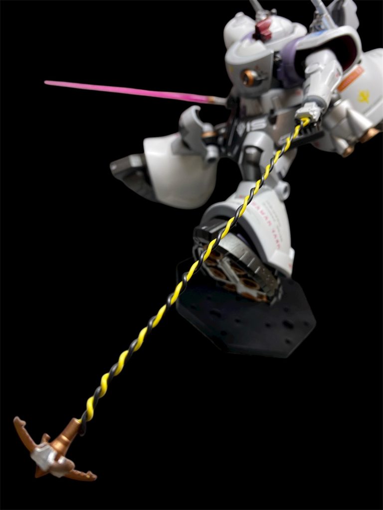 箱を開けて唯一残念だったのが電磁ハーケン用のリード線でした。黄色一色でしかも半分に切って使用する指示なので短い。アニメで描写されていたあの黄黒の警戒色が中二心をくすぐるのにっー！と思い、ここは拘って改修しました。現在市販されているもので警戒色を再現したリード線は無いようなので、塗装、テープ巻きつけなど色々考えましたが、余っていた黒リード線を捻って再現することにしました。やっぱりメカに警戒色は堪らない🐯!