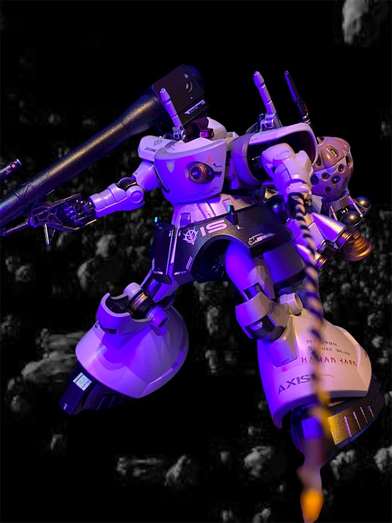 「大丈夫？気が付いた？あなたモウサの近くに流れ着いた不思議な宇宙艇の中で気を失っていたのよ。」 「こ、ここは！？もう一人長い髪の女の子を知らない？」 「ここはアクシズ、小惑星帯にある辺境の公国軍基地よ。私が救助した時には、あなた以外には誰も見当たらなかったけれど…？」 「(そっか、はぐれちゃったんだ…)助けてくれてありがとう。私はアマテ・ユズリハ、マチュって呼んで！」 「ハマーン・カーンよ。ハマーンで構わないわ。マチュはどこから来たの？」 「(向こう側の世界から…とは言えないよね…)ま、まぁ、あちこちを色々と旅しててw」