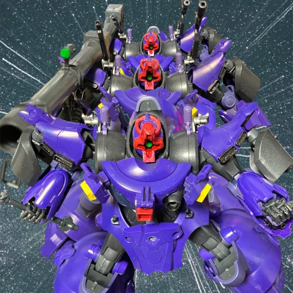 0093、アクシズ落とし終盤。ロンドベル別動隊に向かうネオジオン部隊。その中に、新たに結成された「黒い三連星」の姿があった。カマッセ、ボゥラっ！！あの白いやつをヤルっ‼️ジェットストリームアタックだっ！！了解っ！！(X2)マッシュ機のビームクラウドが光の盾を作り出し消えると同時に突っ込むマッシュ。だが・・・((((；ﾟДﾟ)))))))お、俺を踏み台にっ！？踏まれていた💦（4枚目）