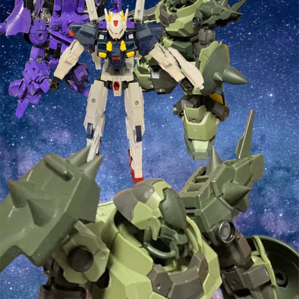 ザンスカール紛争終結から2年後、とある暗礁宙域にて・・・・・・いかがです？連邦の最新鋭、バリバリの新型ですぜ^_^我々にとっては忌むべきものだがな。リガミリティアが解散したといっても💢毎度あり^_^議長閣下に・・・よろしく。・・・例の残骸もそちらの物資のおかげで進んでいます。必ずや連邦に一矢報いてやりましょう(￣▽￣)・・・・よしなにネオザンスカール紛争開始から約2年前・・・バイオ脳の調整、安定してきています。やはり、二つに分けて正解でしたね。機体とのマッチングは？ようやく定着しました。向こうは？そちらも準備を終えた。未だに気づかん連邦のマヌケっぷりには呆れるものだ。地球の喉元に戦力を集められ、潜まれているにもかかわらず。・・・では見せてやりましょう、悪夢を。システム起動。試験、開始します。・・・目覚めよ・・・連邦という「神」を欺く道化「ロキ」よ‼️  （2枚目）