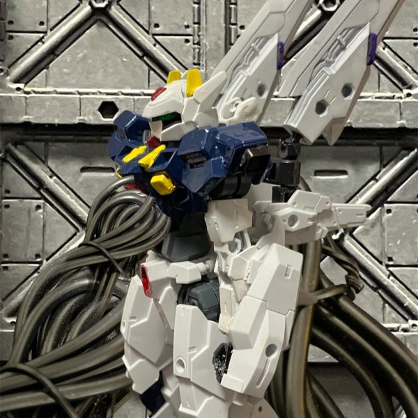 ザンスカール紛争終結から2年後、とある暗礁宙域にて・・・・・・いかがです？連邦の最新鋭、バリバリの新型ですぜ^_^我々にとっては忌むべきものだがな。リガミリティアが解散したといっても💢毎度あり^_^議長閣下に・・・よろしく。・・・例の残骸もそちらの物資のおかげで進んでいます。必ずや連邦に一矢報いてやりましょう(￣▽￣)・・・・よしなにネオザンスカール紛争開始から約2年前・・・バイオ脳の調整、安定してきています。やはり、二つに分けて正解でしたね。機体とのマッチングは？ようやく定着しました。向こうは？そちらも準備を終えた。未だに気づかん連邦のマヌケっぷりには呆れるものだ。地球の喉元に戦力を集められ、潜まれているにもかかわらず。・・・では見せてやりましょう、悪夢を。システム起動。試験、開始します。・・・目覚めよ・・・連邦という「神」を欺く道化「ロキ」よ‼️  （3枚目）