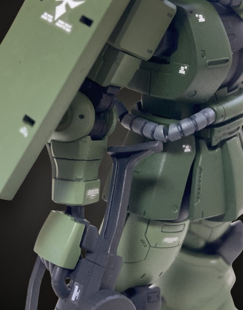 オリジンザクを作る時はいつも手首の軸の角度を変えるのですが今回はマシンガンを装備する為そのまま。マシンガンは装備すると上腕と当たってしまうので一部形状を細くしています。