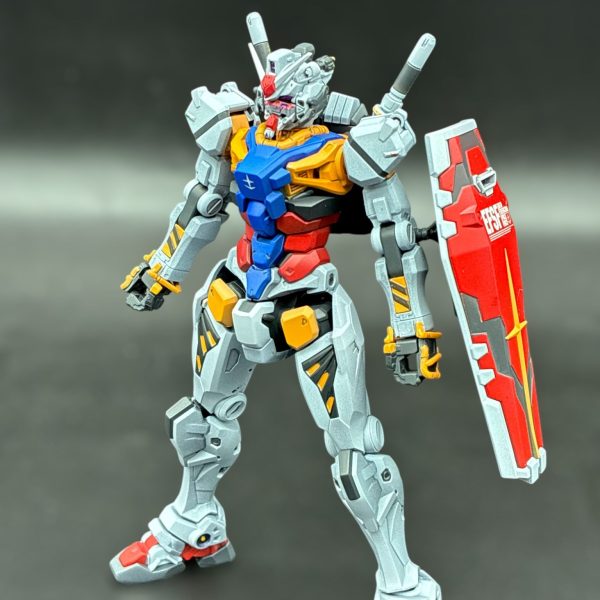 連休で赤いガンダムからの塗り替え塗装完成を目指す！と塗装を頑張りました😃赤パターンであればまだ良いのですが、白いガンダムは顔がのっぺら生っ白いのが気になりまして、今更普通に塗ってもなんだし1stに寄せて赤を足してみました。副眼？の紫塗装に失敗😅 リカバーでより酷いことになってしまったので、フェイスは塗り直しますが…賛否あると思いますがカラーパターンはこれでいきます😁（1枚目）