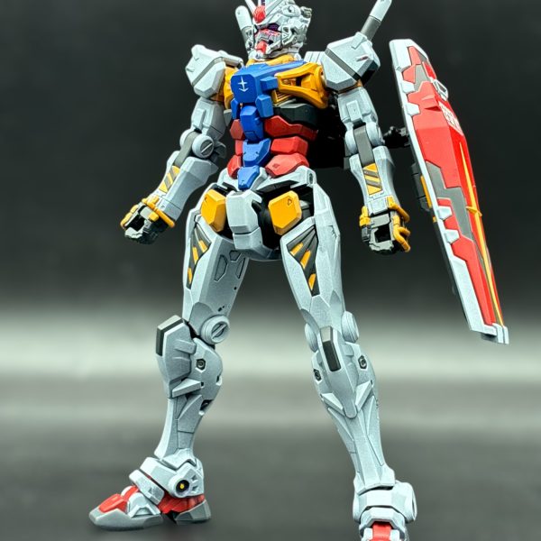 連休で赤いガンダムからの塗り替え塗装完成を目指す！と塗装を頑張りました😃赤パターンであればまだ良いのですが、白いガンダムは顔がのっぺら生っ白いのが気になりまして、今更普通に塗ってもなんだし1stに寄せて赤を足してみました。副眼？の紫塗装に失敗😅 リカバーでより酷いことになってしまったので、フェイスは塗り直しますが…賛否あると思いますがカラーパターンはこれでいきます😁（2枚目）