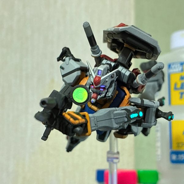 前回失敗した顔の塗装を一旦落として塗り直し。目の下の副眼？の筆塗装を失敗した経験を活かし、レジンに蛍光塗料を混ぜてちょんちょん充填する事で問題を解消…した事で他のカメラもレジンコートする羽目になり、ついでに6カ所のハードポイントのセンサーもレジンにしと苦労しましたが、ちょっとカッコ良くなったかも？😁ゼロヒトも同じ事すると思うとちょっと鬱です😅（3枚目）