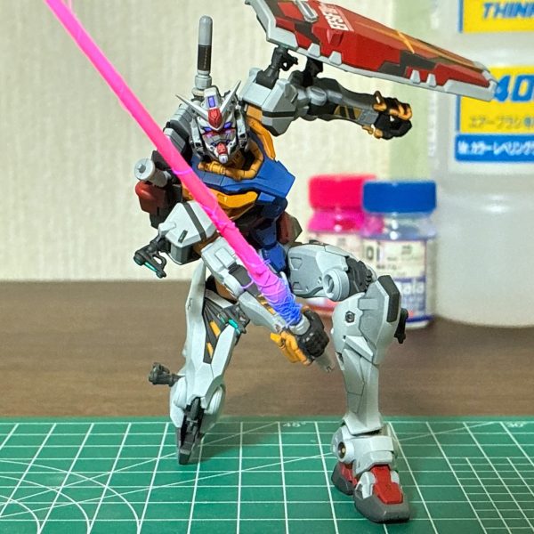 前回失敗した顔の塗装を一旦落として塗り直し。目の下の副眼？の筆塗装を失敗した経験を活かし、レジンに蛍光塗料を混ぜてちょんちょん充填する事で問題を解消…した事で他のカメラもレジンコートする羽目になり、ついでに6カ所のハードポイントのセンサーもレジンにしと苦労しましたが、ちょっとカッコ良くなったかも？😁ゼロヒトも同じ事すると思うとちょっと鬱です😅（4枚目）