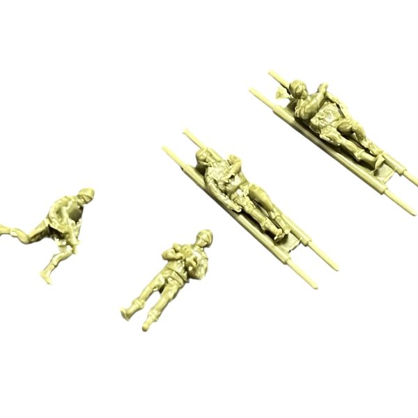 某コンテストに向けて気になっていた箇所に手を加え始めました。バイザー内が暗すぎてモノアイが見えない状態だったのでミライトを仕込んで光らせました。結構簡単。「ブゥイイーン」と光って劇中さながらの感じになりました。また悲壮感をより際立たせる為に負傷兵を2体追加！例の軍人さん達ですがまんま使用すると直立状態で味気ないので例の如くポーズを自然な感じに改造中です。（2枚目）