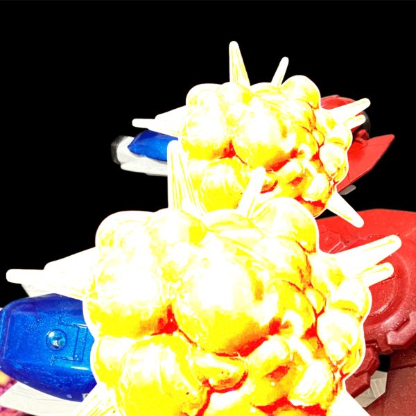 落ちてください・・・落ちろっ💢消えろ・・ウッソっ💢三者から放たれるビームを交わしつつ、腰のビットを放つウッソ。しかし、事前にクロノクルが放ったショットクローとぶつかり爆散。・・・・つーかまえた^_^すかさず近づくロキノワール。ビッグショックバイトがG-Vサードを掴む。いまだっ！やれっ！！アンリが叫ぶも飛ばないビーム。・・・何をしているっ、撃てっアフラ💢だが、動かないロキブランシェ。一体何が？（6枚目）