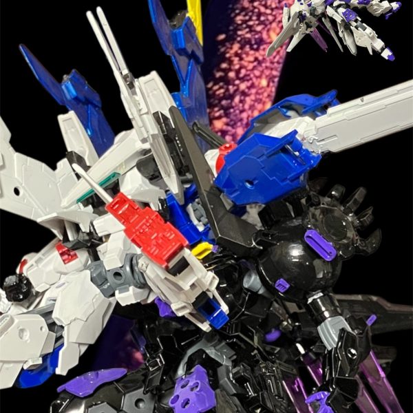 落ちてください・・・落ちろっ💢消えろ・・ウッソっ💢三者から放たれるビームを交わしつつ、腰のビットを放つウッソ。しかし、事前にクロノクルが放ったショットクローとぶつかり爆散。・・・・つーかまえた^_^すかさず近づくロキノワール。ビッグショックバイトがG-Vサードを掴む。いまだっ！やれっ！！アンリが叫ぶも飛ばないビーム。・・・何をしているっ、撃てっアフラ💢だが、動かないロキブランシェ。一体何が？（7枚目）