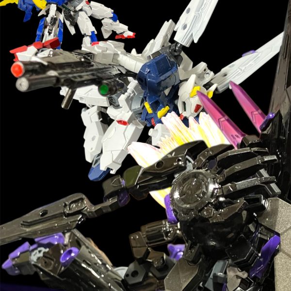 1.逃げられたやらせるかっ‼️突然の衝撃共に吹き飛ぶ2機。ウッソ、生きてるかい？牽制は任せなっ！リオーネ！こっちもOKだっ！G-Vサードを囲んで守るエコノミー。逃がさんっ💢突っ込もうとするロキノワールを塞ぐ形で佇むロキノワール。ずらかるよ‼️あっという間に光の点となって撤退する4機。それを黙って見続けるロキブランシェ。何故逃したっ💢後もう少しでヤレたのに何故撃たなかった💢・・・・ごめんなさい、相手が早くて照準がとらえられなかったの・・・そんな2機を見るクロノクルの胸中は、出撃前に打ち明けられたある懸念を思い出していた。2.懸念・・・注意とは何だ？何か問題があるようには見えなかったが。・・・・テストも順調でしたが、解析していく過程である懸念があったので・・・マスターであるクロノクル殿にはご申告をと。アンリのことか？確かに粗暴ではあるが。メガネをくいっと押す研究者は語る。いえ、我々が懸念しているのはアフラの方です。アフラ？だが、成績はアフラが高いが。問題は性格でして、人の善性そのものを書き込んだアフラは人を⭕️することを意図的に避けている節があります。テスト記録の撃破判定は、どれも相手を行動不能にするばかり。兵士として、MSパイロットとしては優秀でも、人⭕️しとしては逆に凶暴で冷酷なアンリの方が上かと。また、このことから我々に対して嫌悪を抱く可能性もあるかと。それは兵器として信頼できるとは言えないのでは？というか今更だろ。思考を現実に戻すクロノクルの心中は、再びウッソを⭕️することに染まる。なんだろうと使うさ。ウッソを⭕️できるならなぁ^_^ （2枚目）