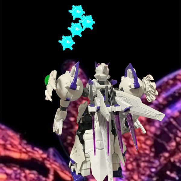 1.逃げられたやらせるかっ‼️突然の衝撃共に吹き飛ぶ2機。ウッソ、生きてるかい？牽制は任せなっ！リオーネ！こっちもOKだっ！G-Vサードを囲んで守るエコノミー。逃がさんっ💢突っ込もうとするロキノワールを塞ぐ形で佇むロキノワール。ずらかるよ‼️あっという間に光の点となって撤退する4機。それを黙って見続けるロキブランシェ。何故逃したっ💢後もう少しでヤレたのに何故撃たなかった💢・・・・ごめんなさい、相手が早くて照準がとらえられなかったの・・・そんな2機を見るクロノクルの胸中は、出撃前に打ち明けられたある懸念を思い出していた。2.懸念・・・注意とは何だ？何か問題があるようには見えなかったが。・・・・テストも順調でしたが、解析していく過程である懸念があったので・・・マスターであるクロノクル殿にはご申告をと。アンリのことか？確かに粗暴ではあるが。メガネをくいっと押す研究者は語る。いえ、我々が懸念しているのはアフラの方です。アフラ？だが、成績はアフラが高いが。問題は性格でして、人の善性そのものを書き込んだアフラは人を⭕️することを意図的に避けている節があります。テスト記録の撃破判定は、どれも相手を行動不能にするばかり。兵士として、MSパイロットとしては優秀でも、人⭕️しとしては逆に凶暴で冷酷なアンリの方が上かと。また、このことから我々に対して嫌悪を抱く可能性もあるかと。それは兵器として信頼できるとは言えないのでは？というか今更だろ。思考を現実に戻すクロノクルの心中は、再びウッソを⭕️することに染まる。なんだろうと使うさ。ウッソを⭕️できるならなぁ^_^ （4枚目）