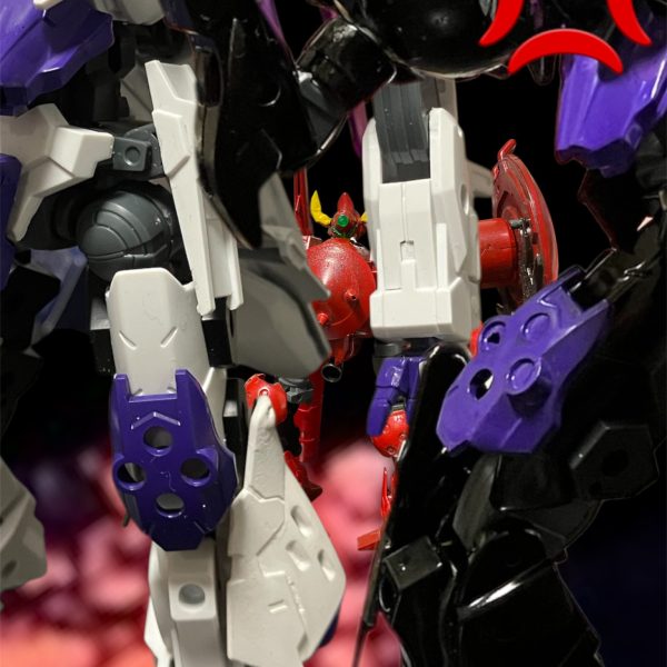 1.逃げられたやらせるかっ‼️突然の衝撃共に吹き飛ぶ2機。ウッソ、生きてるかい？牽制は任せなっ！リオーネ！こっちもOKだっ！G-Vサードを囲んで守るエコノミー。逃がさんっ💢突っ込もうとするロキノワールを塞ぐ形で佇むロキノワール。ずらかるよ‼️あっという間に光の点となって撤退する4機。それを黙って見続けるロキブランシェ。何故逃したっ💢後もう少しでヤレたのに何故撃たなかった💢・・・・ごめんなさい、相手が早くて照準がとらえられなかったの・・・そんな2機を見るクロノクルの胸中は、出撃前に打ち明けられたある懸念を思い出していた。2.懸念・・・注意とは何だ？何か問題があるようには見えなかったが。・・・・テストも順調でしたが、解析していく過程である懸念があったので・・・マスターであるクロノクル殿にはご申告をと。アンリのことか？確かに粗暴ではあるが。メガネをくいっと押す研究者は語る。いえ、我々が懸念しているのはアフラの方です。アフラ？だが、成績はアフラが高いが。問題は性格でして、人の善性そのものを書き込んだアフラは人を⭕️することを意図的に避けている節があります。テスト記録の撃破判定は、どれも相手を行動不能にするばかり。兵士として、MSパイロットとしては優秀でも、人⭕️しとしては逆に凶暴で冷酷なアンリの方が上かと。また、このことから我々に対して嫌悪を抱く可能性もあるかと。それは兵器として信頼できるとは言えないのでは？というか今更だろ。思考を現実に戻すクロノクルの心中は、再びウッソを⭕️することに染まる。なんだろうと使うさ。ウッソを⭕️できるならなぁ^_^ （6枚目）