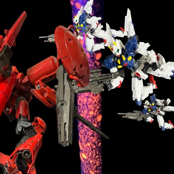 さあ、連邦だろうとリガミリティアだろうとみんな、ミンナ消してやるっー^_^重装形態「マッドネス」の一斉射がリガミリティア艦隊をビームで包む。正面、シールドっ‼️リーンホースのシールドの内で各MSがシールド。さあ、こんどはにがさないよぅ〜^_^・・・・・・・・・・行きますウッソに突っ込んでくる2機のロキ。一方・・・・く、雑魚が私の邪魔をするなぁ💢対峙するはノイエ・シュラク隊のエコノミー3機。量産型でもV2だっ！アタシらを舐めるんじゃないよっ！行くぜっ！！〜数十分後〜どうしたどうした、えっ、ボウヤ^_^ぱ、パワー負けしてるっ！？ロキノワールの狂気じみた勢いに押されまくるウッソ。正義を振り翳しているつもりの子供など気持ち悪いっ、消えろっ💢っ！？そ、そのセリフにこの感じ・・・カテジナさん・・あなた、ウーイッグのカテジナ・ルースさんですよねっ？返答は薙ぎ払いだった。だからどうしたボウヤ？⭕️した女なんてどーだっていいんだよ。今のアタシはアンリ。アンリ・ルースだからねぇ〜^_^数度の打ち込みで更に追い詰められるウッソ。女王マリアの教えと信念を信じたあなたが地球にこんなものを落とすなんて。目的のためにどこまで汚くなるんですかっ‼️それの何が悪い？勝てばいいんだよぉ、勝てばね^_^ましてやマリアなんてどうでもいい。アタシはクロノクルという名の巣を守り、それにクチバシを突っ込もうとするお前のようなガキが消えてくれればいいのさっ^_^お、おかしいですよ💦カテジナさん（ ;  ; ）カイラスギリーの外壁に叩き付けられるウッソ。さぁ、さぁさぁさぁさぁこれで終わりだよ？ボウヤ^_^っ、やられるっ💦大上段に切り下げるロキノワール。そして、その後ろにはバインダーライフルを構えたロキブランシェ。どうなる？ （4枚目）