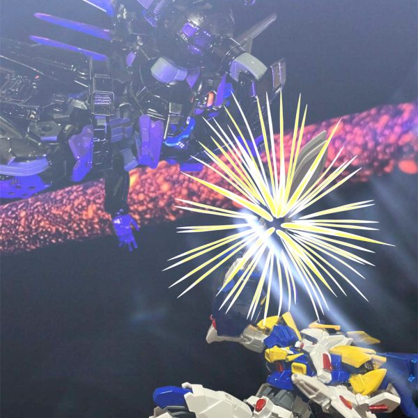 さあ、連邦だろうとリガミリティアだろうとみんな、ミンナ消してやるっー^_^重装形態「マッドネス」の一斉射がリガミリティア艦隊をビームで包む。正面、シールドっ‼️リーンホースのシールドの内で各MSがシールド。さあ、こんどはにがさないよぅ〜^_^・・・・・・・・・・行きますウッソに突っ込んでくる2機のロキ。一方・・・・く、雑魚が私の邪魔をするなぁ💢対峙するはノイエ・シュラク隊のエコノミー3機。量産型でもV2だっ！アタシらを舐めるんじゃないよっ！行くぜっ！！〜数十分後〜どうしたどうした、えっ、ボウヤ^_^ぱ、パワー負けしてるっ！？ロキノワールの狂気じみた勢いに押されまくるウッソ。正義を振り翳しているつもりの子供など気持ち悪いっ、消えろっ💢っ！？そ、そのセリフにこの感じ・・・カテジナさん・・あなた、ウーイッグのカテジナ・ルースさんですよねっ？返答は薙ぎ払いだった。だからどうしたボウヤ？⭕️した女なんてどーだっていいんだよ。今のアタシはアンリ。アンリ・ルースだからねぇ〜^_^数度の打ち込みで更に追い詰められるウッソ。女王マリアの教えと信念を信じたあなたが地球にこんなものを落とすなんて。目的のためにどこまで汚くなるんですかっ‼️それの何が悪い？勝てばいいんだよぉ、勝てばね^_^ましてやマリアなんてどうでもいい。アタシはクロノクルという名の巣を守り、それにクチバシを突っ込もうとするお前のようなガキが消えてくれればいいのさっ^_^お、おかしいですよ💦カテジナさん（ ;  ; ）カイラスギリーの外壁に叩き付けられるウッソ。さぁ、さぁさぁさぁさぁこれで終わりだよ？ボウヤ^_^っ、やられるっ💦大上段に切り下げるロキノワール。そして、その後ろにはバインダーライフルを構えたロキブランシェ。どうなる？ （5枚目）