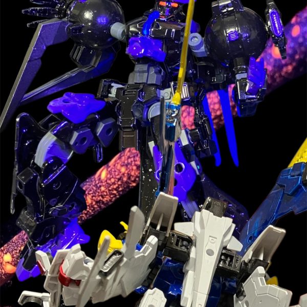 さあ、連邦だろうとリガミリティアだろうとみんな、ミンナ消してやるっー^_^重装形態「マッドネス」の一斉射がリガミリティア艦隊をビームで包む。正面、シールドっ‼️リーンホースのシールドの内で各MSがシールド。さあ、こんどはにがさないよぅ〜^_^・・・・・・・・・・行きますウッソに突っ込んでくる2機のロキ。一方・・・・く、雑魚が私の邪魔をするなぁ💢対峙するはノイエ・シュラク隊のエコノミー3機。量産型でもV2だっ！アタシらを舐めるんじゃないよっ！行くぜっ！！〜数十分後〜どうしたどうした、えっ、ボウヤ^_^ぱ、パワー負けしてるっ！？ロキノワールの狂気じみた勢いに押されまくるウッソ。正義を振り翳しているつもりの子供など気持ち悪いっ、消えろっ💢っ！？そ、そのセリフにこの感じ・・・カテジナさん・・あなた、ウーイッグのカテジナ・ルースさんですよねっ？返答は薙ぎ払いだった。だからどうしたボウヤ？⭕️した女なんてどーだっていいんだよ。今のアタシはアンリ。アンリ・ルースだからねぇ〜^_^数度の打ち込みで更に追い詰められるウッソ。女王マリアの教えと信念を信じたあなたが地球にこんなものを落とすなんて。目的のためにどこまで汚くなるんですかっ‼️それの何が悪い？勝てばいいんだよぉ、勝てばね^_^ましてやマリアなんてどうでもいい。アタシはクロノクルという名の巣を守り、それにクチバシを突っ込もうとするお前のようなガキが消えてくれればいいのさっ^_^お、おかしいですよ💦カテジナさん（ ;  ; ）カイラスギリーの外壁に叩き付けられるウッソ。さぁ、さぁさぁさぁさぁこれで終わりだよ？ボウヤ^_^っ、やられるっ💦大上段に切り下げるロキノワール。そして、その後ろにはバインダーライフルを構えたロキブランシェ。どうなる？ （6枚目）