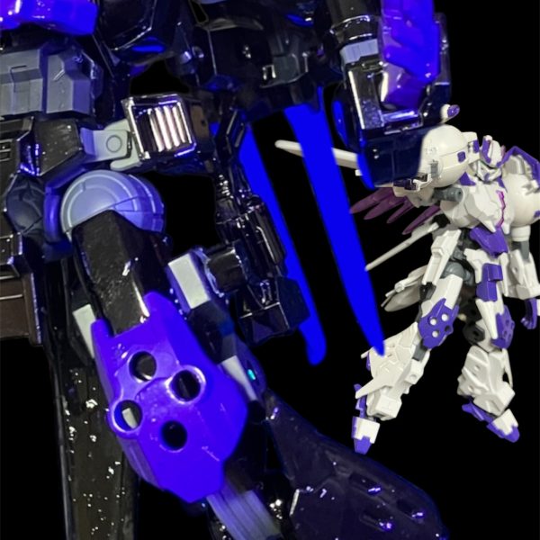 さあ、連邦だろうとリガミリティアだろうとみんな、ミンナ消してやるっー^_^重装形態「マッドネス」の一斉射がリガミリティア艦隊をビームで包む。正面、シールドっ‼️リーンホースのシールドの内で各MSがシールド。さあ、こんどはにがさないよぅ〜^_^・・・・・・・・・・行きますウッソに突っ込んでくる2機のロキ。一方・・・・く、雑魚が私の邪魔をするなぁ💢対峙するはノイエ・シュラク隊のエコノミー3機。量産型でもV2だっ！アタシらを舐めるんじゃないよっ！行くぜっ！！〜数十分後〜どうしたどうした、えっ、ボウヤ^_^ぱ、パワー負けしてるっ！？ロキノワールの狂気じみた勢いに押されまくるウッソ。正義を振り翳しているつもりの子供など気持ち悪いっ、消えろっ💢っ！？そ、そのセリフにこの感じ・・・カテジナさん・・あなた、ウーイッグのカテジナ・ルースさんですよねっ？返答は薙ぎ払いだった。だからどうしたボウヤ？⭕️した女なんてどーだっていいんだよ。今のアタシはアンリ。アンリ・ルースだからねぇ〜^_^数度の打ち込みで更に追い詰められるウッソ。女王マリアの教えと信念を信じたあなたが地球にこんなものを落とすなんて。目的のためにどこまで汚くなるんですかっ‼️それの何が悪い？勝てばいいんだよぉ、勝てばね^_^ましてやマリアなんてどうでもいい。アタシはクロノクルという名の巣を守り、それにクチバシを突っ込もうとするお前のようなガキが消えてくれればいいのさっ^_^お、おかしいですよ💦カテジナさん（ ;  ; ）カイラスギリーの外壁に叩き付けられるウッソ。さぁ、さぁさぁさぁさぁこれで終わりだよ？ボウヤ^_^っ、やられるっ💦大上段に切り下げるロキノワール。そして、その後ろにはバインダーライフルを構えたロキブランシェ。どうなる？ （7枚目）