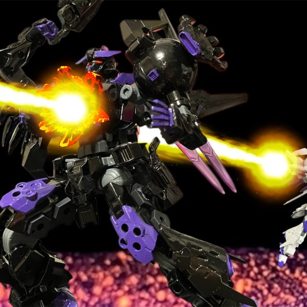 1.私たち生まれた時から私たちは一緒に居た。なにをするにしても常に一緒。お姉さんのアンリ。妹の私。でも時々、別の女の人が私たちの頭の中に出てくる。その人は大事に大事に、周りから優しくしてもらえた。寝るところも、お風呂も、ご飯も、お洋服も、なんでもあった。でも・・・それはその人の欲しいものではなかった。だから、常にイライラしていた。イライラして、周りに当たり散らして、自分にとって心地よいところへと流されていった。それを側で見ていた私たちは理解できなかった、だからイライラした。アンリはくれないから悪いんだと言った。でも私は、欲しいものを周りに聞けばいいと思った。時間が経って気がつく。私は・・・アンリも・・・とうさまもおかしいと・・・思う。クロノクルとうさまをいじめた悪い人。今、アンリが叩いている。でも、その姿は弱々しく痛々しい。座学で知ったけど、地球にコロニーという大きいものを落としたら、たくさんの人がいなくなった。このカイラスギリーも大きい。何故、そんなことでをしなければならないのだろう。わるい人が誰かというならそれは・・・だから。2.わるい人に、ならないでね光が目の前を通り過ぎる。数秒後、胸を貫かれたロキノワールが倒れる。・・・・あなたも・・カテジナさん？脇で爆散するロキノワールを尻目に、目の前に立つロキブランシェ。差し出してくる手を見て、手を伸ばすウッソ。・・・悪い人に・・・ならないでね・・・その一瞬だけ、ウッソが憧れていたカテジナの姿を見た次の瞬間、胸をビームに貫かれるまでは。（4枚目）