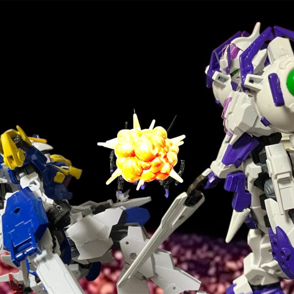 1.私たち生まれた時から私たちは一緒に居た。なにをするにしても常に一緒。お姉さんのアンリ。妹の私。でも時々、別の女の人が私たちの頭の中に出てくる。その人は大事に大事に、周りから優しくしてもらえた。寝るところも、お風呂も、ご飯も、お洋服も、なんでもあった。でも・・・それはその人の欲しいものではなかった。だから、常にイライラしていた。イライラして、周りに当たり散らして、自分にとって心地よいところへと流されていった。それを側で見ていた私たちは理解できなかった、だからイライラした。アンリはくれないから悪いんだと言った。でも私は、欲しいものを周りに聞けばいいと思った。時間が経って気がつく。私は・・・アンリも・・・とうさまもおかしいと・・・思う。クロノクルとうさまをいじめた悪い人。今、アンリが叩いている。でも、その姿は弱々しく痛々しい。座学で知ったけど、地球にコロニーという大きいものを落としたら、たくさんの人がいなくなった。このカイラスギリーも大きい。何故、そんなことでをしなければならないのだろう。わるい人が誰かというならそれは・・・だから。2.わるい人に、ならないでね光が目の前を通り過ぎる。数秒後、胸を貫かれたロキノワールが倒れる。・・・・あなたも・・カテジナさん？脇で爆散するロキノワールを尻目に、目の前に立つロキブランシェ。差し出してくる手を見て、手を伸ばすウッソ。・・・悪い人に・・・ならないでね・・・その一瞬だけ、ウッソが憧れていたカテジナの姿を見た次の瞬間、胸をビームに貫かれるまでは。（5枚目）