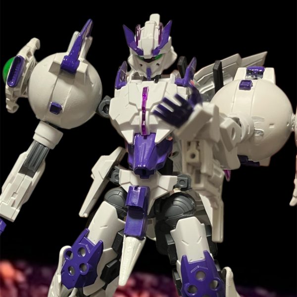 1.私たち生まれた時から私たちは一緒に居た。なにをするにしても常に一緒。お姉さんのアンリ。妹の私。でも時々、別の女の人が私たちの頭の中に出てくる。その人は大事に大事に、周りから優しくしてもらえた。寝るところも、お風呂も、ご飯も、お洋服も、なんでもあった。でも・・・それはその人の欲しいものではなかった。だから、常にイライラしていた。イライラして、周りに当たり散らして、自分にとって心地よいところへと流されていった。それを側で見ていた私たちは理解できなかった、だからイライラした。アンリはくれないから悪いんだと言った。でも私は、欲しいものを周りに聞けばいいと思った。時間が経って気がつく。私は・・・アンリも・・・とうさまもおかしいと・・・思う。クロノクルとうさまをいじめた悪い人。今、アンリが叩いている。でも、その姿は弱々しく痛々しい。座学で知ったけど、地球にコロニーという大きいものを落としたら、たくさんの人がいなくなった。このカイラスギリーも大きい。何故、そんなことでをしなければならないのだろう。わるい人が誰かというならそれは・・・だから。2.わるい人に、ならないでね光が目の前を通り過ぎる。数秒後、胸を貫かれたロキノワールが倒れる。・・・・あなたも・・カテジナさん？脇で爆散するロキノワールを尻目に、目の前に立つロキブランシェ。差し出してくる手を見て、手を伸ばすウッソ。・・・悪い人に・・・ならないでね・・・その一瞬だけ、ウッソが憧れていたカテジナの姿を見た次の瞬間、胸をビームに貫かれるまでは。（6枚目）