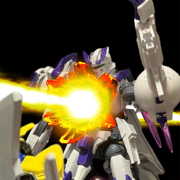 1.私たち生まれた時から私たちは一緒に居た。なにをするにしても常に一緒。お姉さんのアンリ。妹の私。でも時々、別の女の人が私たちの頭の中に出てくる。その人は大事に大事に、周りから優しくしてもらえた。寝るところも、お風呂も、ご飯も、お洋服も、なんでもあった。でも・・・それはその人の欲しいものではなかった。だから、常にイライラしていた。イライラして、周りに当たり散らして、自分にとって心地よいところへと流されていった。それを側で見ていた私たちは理解できなかった、だからイライラした。アンリはくれないから悪いんだと言った。でも私は、欲しいものを周りに聞けばいいと思った。時間が経って気がつく。私は・・・アンリも・・・とうさまもおかしいと・・・思う。クロノクルとうさまをいじめた悪い人。今、アンリが叩いている。でも、その姿は弱々しく痛々しい。座学で知ったけど、地球にコロニーという大きいものを落としたら、たくさんの人がいなくなった。このカイラスギリーも大きい。何故、そんなことでをしなければならないのだろう。わるい人が誰かというならそれは・・・だから。2.わるい人に、ならないでね光が目の前を通り過ぎる。数秒後、胸を貫かれたロキノワールが倒れる。・・・・あなたも・・カテジナさん？脇で爆散するロキノワールを尻目に、目の前に立つロキブランシェ。差し出してくる手を見て、手を伸ばすウッソ。・・・悪い人に・・・ならないでね・・・その一瞬だけ、ウッソが憧れていたカテジナの姿を見た次の瞬間、胸をビームに貫かれるまでは。（7枚目）