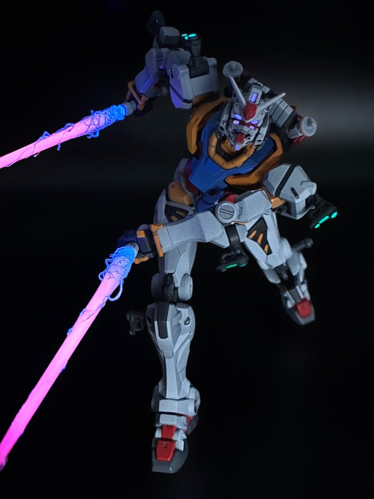 最後に完成したサーベルを白いガンダムに持たせてみましたので、サンプルにどうぞ😌私の愛用ブラックライトはペン型で出力が弱いので、画角に入らないギリギリまで近づけ、光らせたい場所が多いので2本使っています😁以上、なるべくシンプルにしたつもりでしたが、文面にすると長いですね😅お預かりしたバトンに見合う内容になっていれば良いのですが…お付き合い頂きありがとうございました🙇-これまでのバトン走者-「バレーボールおじさんさん」→「ニャア軍曹さん」→「さーしースーさん」→「ヨッチャKIDさん」→「ASURさん」→「meg-oceroさん」→「さめさん」→『ミズカともかささん』→「Sont@さん」→「MSV-Kさん」→「motottiさん」→『ろぶやん』