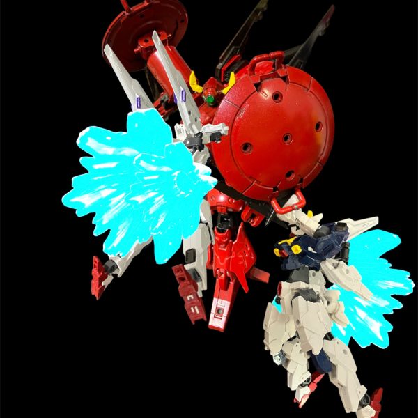 爆散したロキブランシェの腕を見て、クロノクルーー💢貴様がっ、貴様さえいなければ💢⭕️ねーーー💢ヴァリアブルランチャーの砲火にビームシールドを構えつつ挟むエコノミー！やらせないって言ってるだろうがっ‼️アタシらがいる限りねっ！エレノアさん！リオーネさんっ！！またしてもしつこいぞっ、女ぁーー💢一瞬をついてボロボロのエコノミーを突っ込ませる！？「「女を舐めんなぁ‼️‼️」」爆発から抜けたクロノクルがチャージ済みのヴァリアブルランチャーっ！！ガンダムっ‼️‼️‼️両腕からビームシールドでたえる。爆発。から飛び出した両腕を持って行かれたG-Vサード。勝ったっぁ^_^と束の間、光の翼が機体同士を交差した瞬間、リカルキノスの両腕両足を切り裂いた。決着か？ （4枚目）