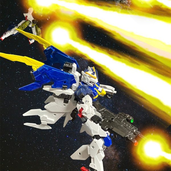 カイラスギリーの隔壁にめり込んだリカルキノス。その中で、クロノクルは醜態を晒していた。何故だ、なぜだなぜだぁー、二人のカテジナと私がいてなぜまけるぅー💢何故アフラは裏切った、何故だ？またしても、またしても貴様か、ウッソ・エヴィン💢おまえさえ、お前さえいなければぁ‼️一方、エコノミーでも交換できるんですか？分離合体はできなくても、オブジェクト化で交換しやすいの。ウッソ、じっとしててくれ。救援に来たマーベットとトマーシュに助けられるウッソ。それじゃミランダさんは無事なんだ^_^ええ、今は病室。「アタシたちの分までかませっ！」って言われたわ^_^そこにリーンホースから通信。カイラスギリーをバラバラにするため、基部を攻撃して欲しいとのこと。MSの動力部を撃てば核爆発が起こる。何かいい残骸は(キョロキョロ)そこへトマーシュのG-スマッシャーが指差す。その方向には、隔壁にめり込んで擱坐したリカルキノス。〜数分後〜あの赤いMSに集中砲火。いくわよっ？了解です、当たれっ！・・・落ちろっ！！3機のMSから放たれる光の帯がリカルキノスを包み、爆発。数秒後、周辺が連鎖爆発を起こす。急速に全域を離れるリガミリティア艦隊。ここに、カイラスギリー落としは失敗、ネオザンスカール紛争は終わった。完（5枚目）