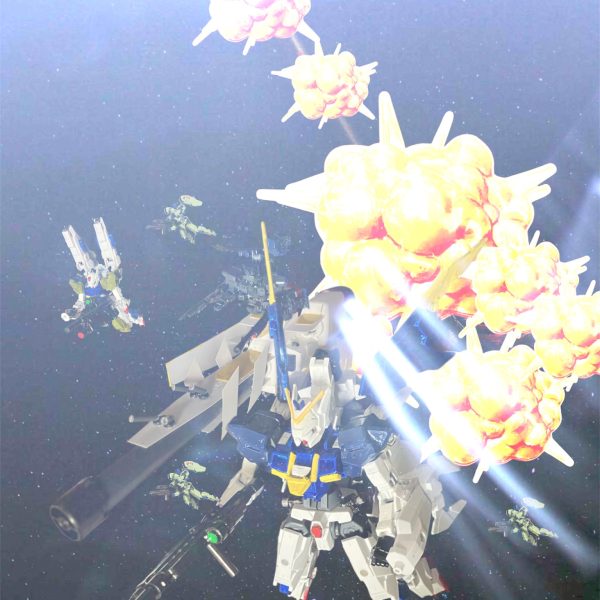 カイラスギリーの隔壁にめり込んだリカルキノス。その中で、クロノクルは醜態を晒していた。何故だ、なぜだなぜだぁー、二人のカテジナと私がいてなぜまけるぅー💢何故アフラは裏切った、何故だ？またしても、またしても貴様か、ウッソ・エヴィン💢おまえさえ、お前さえいなければぁ‼️一方、エコノミーでも交換できるんですか？分離合体はできなくても、オブジェクト化で交換しやすいの。ウッソ、じっとしててくれ。救援に来たマーベットとトマーシュに助けられるウッソ。それじゃミランダさんは無事なんだ^_^ええ、今は病室。「アタシたちの分までかませっ！」って言われたわ^_^そこにリーンホースから通信。カイラスギリーをバラバラにするため、基部を攻撃して欲しいとのこと。MSの動力部を撃てば核爆発が起こる。何かいい残骸は(キョロキョロ)そこへトマーシュのG-スマッシャーが指差す。その方向には、隔壁にめり込んで擱坐したリカルキノス。〜数分後〜あの赤いMSに集中砲火。いくわよっ？了解です、当たれっ！・・・落ちろっ！！3機のMSから放たれる光の帯がリカルキノスを包み、爆発。数秒後、周辺が連鎖爆発を起こす。急速に全域を離れるリガミリティア艦隊。ここに、カイラスギリー落としは失敗、ネオザンスカール紛争は終わった。完（7枚目）