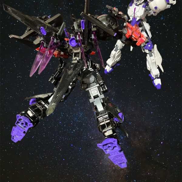 宇宙世紀160年代宇宙戦国時代のころ。木星圏を中心に活動していた密輸業者「バッファロー運送」は黒いMSに追われた白いMSと出会う。再び黒いMSの襲撃で白いMSに乗るも手も足も出ず。トドメを刺されそうになるも、軌道警備隊所属のG-ブラスター小隊に回収される。ハンガーに擱坐した白いMS。果たして？（5枚目）