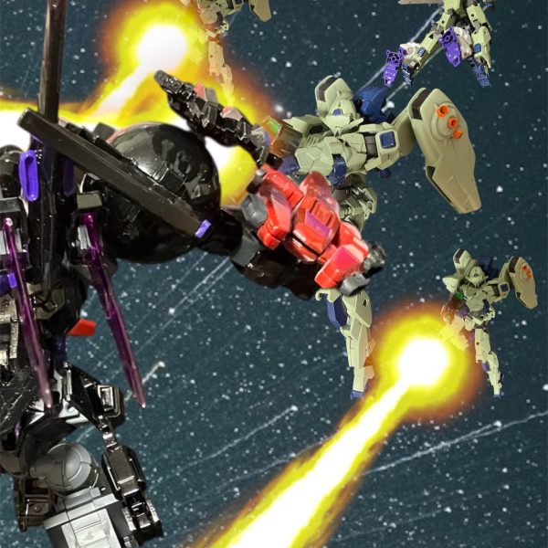 宇宙世紀160年代宇宙戦国時代のころ。木星圏を中心に活動していた密輸業者「バッファロー運送」は黒いMSに追われた白いMSと出会う。再び黒いMSの襲撃で白いMSに乗るも手も足も出ず。トドメを刺されそうになるも、軌道警備隊所属のG-ブラスター小隊に回収される。ハンガーに擱坐した白いMS。果たして？（6枚目）