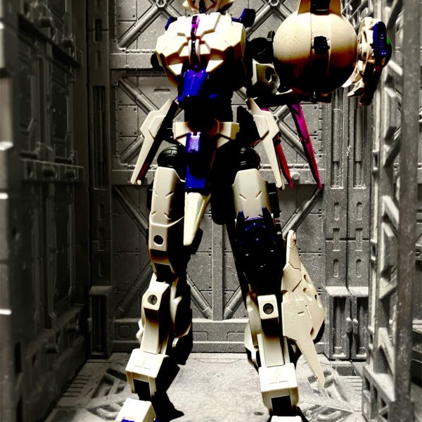 宇宙世紀160年代宇宙戦国時代のころ。木星圏を中心に活動していた密輸業者「バッファロー運送」は黒いMSに追われた白いMSと出会う。再び黒いMSの襲撃で白いMSに乗るも手も足も出ず。トドメを刺されそうになるも、軌道警備隊所属のG-ブラスター小隊に回収される。ハンガーに擱坐した白いMS。果たして？（7枚目）